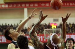 开云下载-激烈战役！球队依靠团队精神赢得胜利