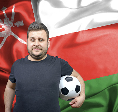 阿曼队在赛场上展现实力，掀起球迷热潮