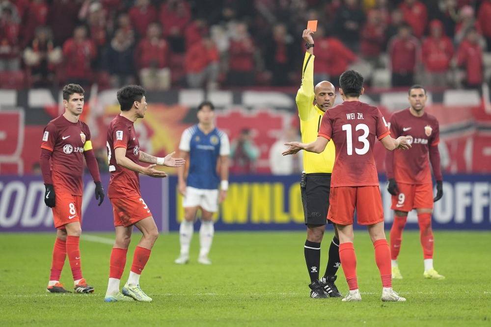 阿曼队在赛场上展现实力，掀起球迷热潮