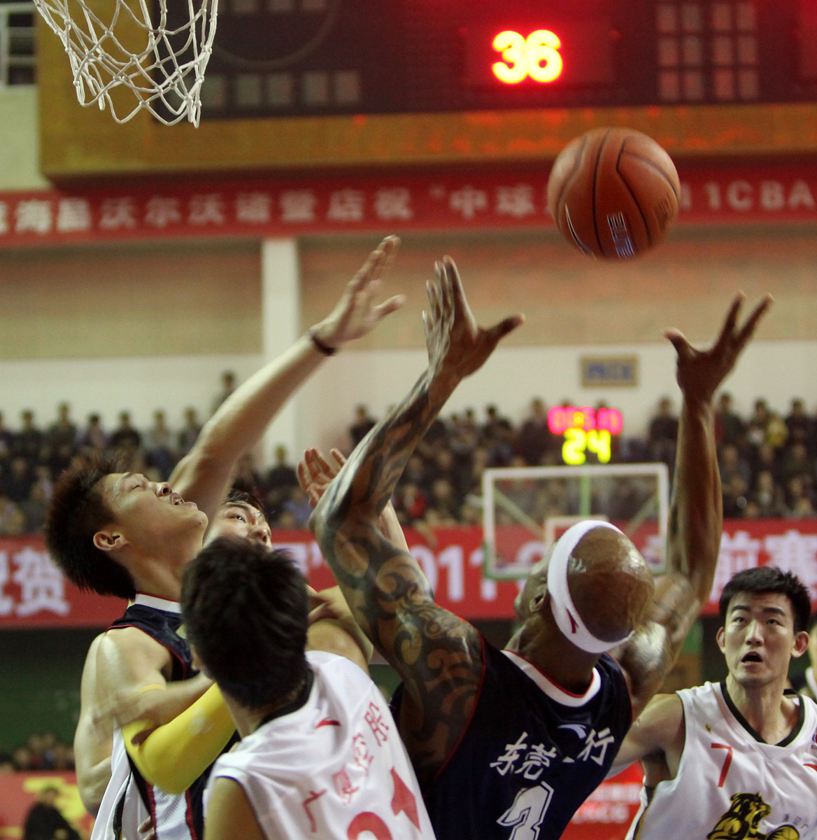 激烈战役!球队依靠团队精神赢得胜利 激烈战役!球队依靠团队精神赢得胜利