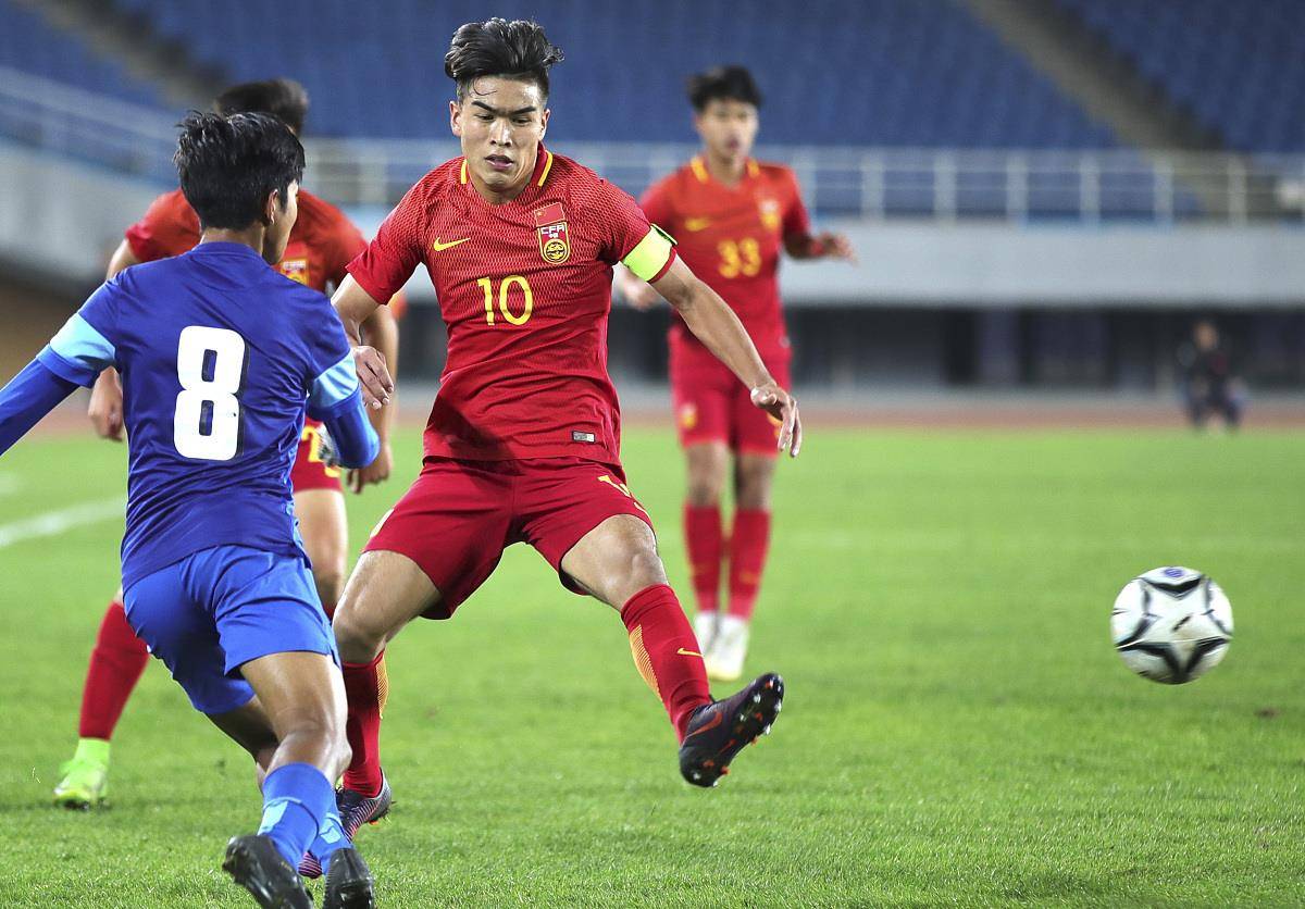 波兰前卫在国际比赛中展现技术威力 波兰前卫在国际比赛中展现技术威力