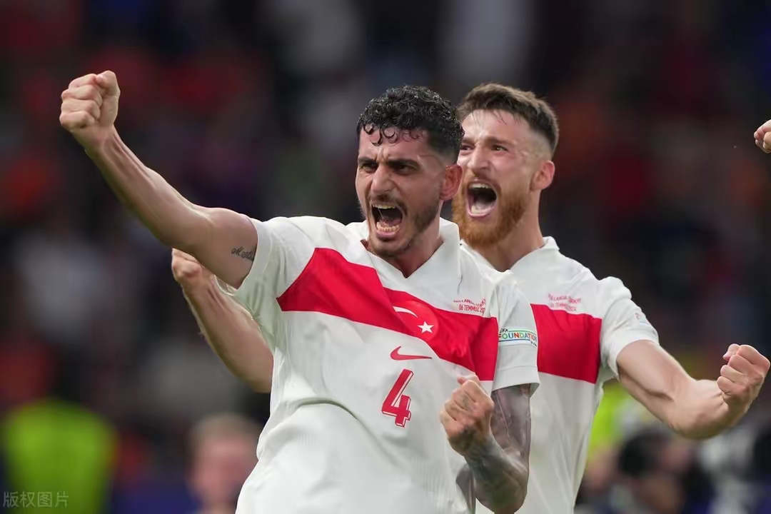 巴黎逆转土耳其，皮克点燃赛场的简单介绍
