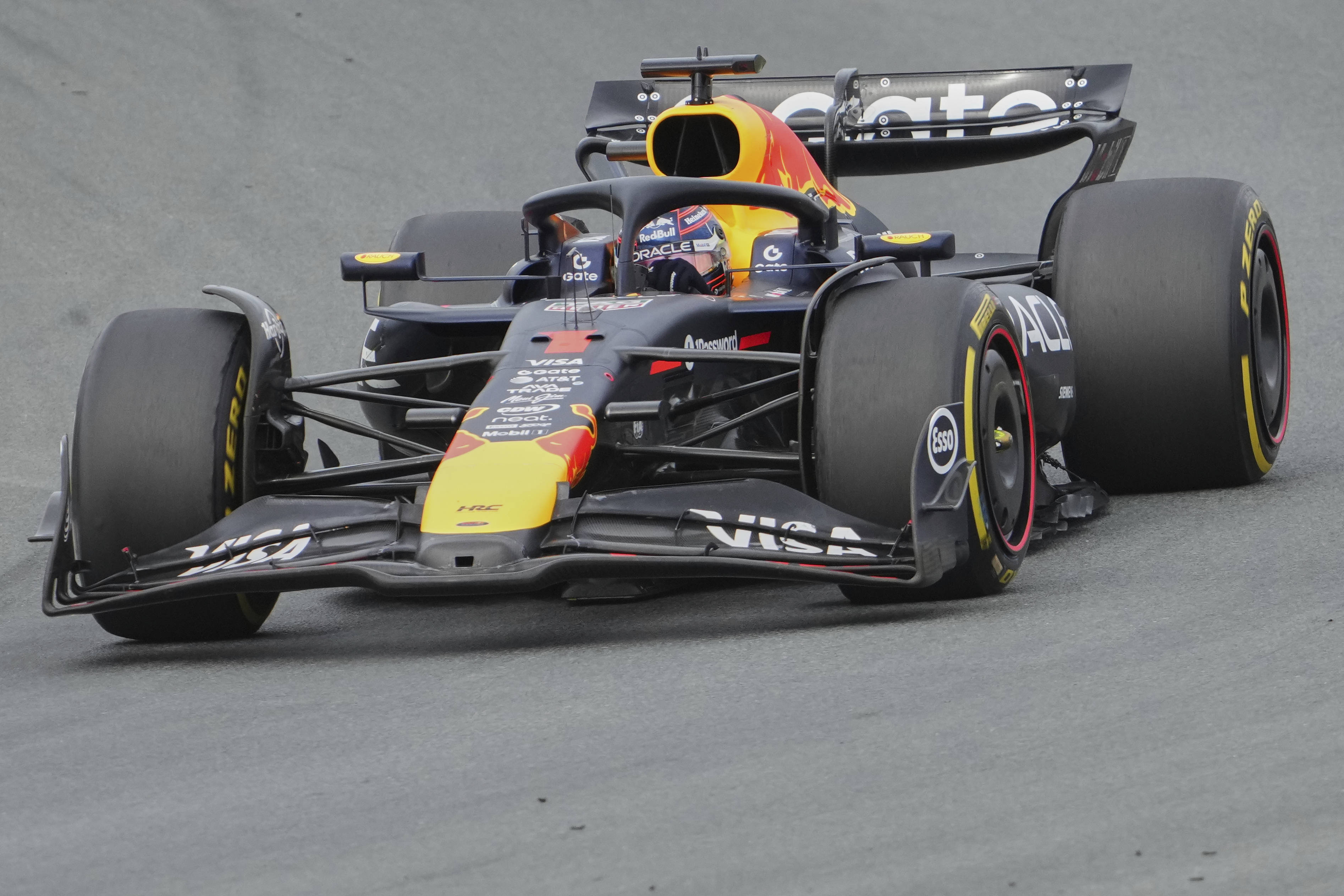 迈凯伦逆转红牛车队，皮亚斯特里带队取胜